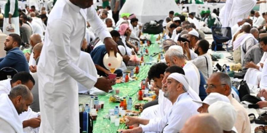 جموع من الصائمين يتناولون الإفطار بالمسجد الحرام مع ثاني أيام رمضان