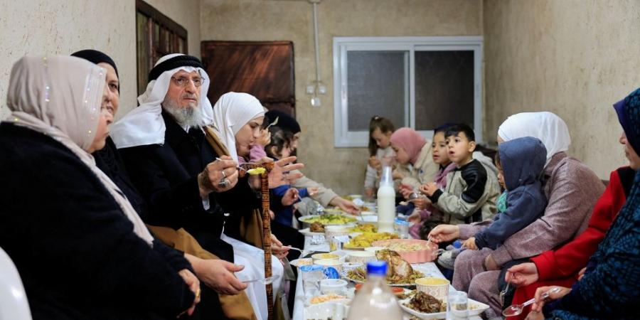 لأول مرة منذ 24 عاما.. فلسطيني محرر ينضم لعائلته في إفطار رمضاني بالخليل