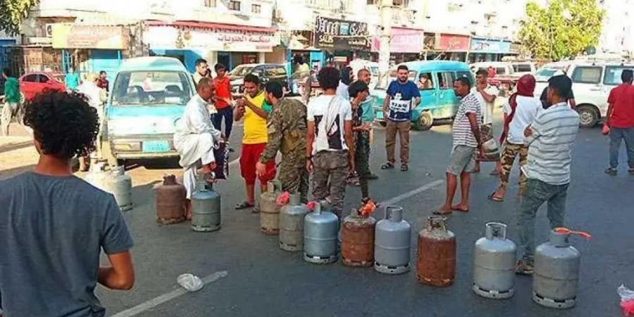 ازدحام غير مسبوق على محطات الغاز في عدن وشكوك بتفجير الأزمة من قبل التجار