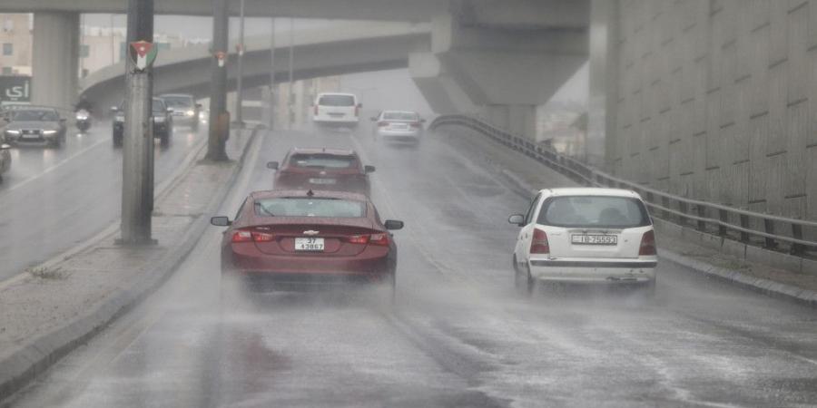 هطل غزير للأمطار في المناطق الجنوبية وتحذير من خطر جريان السيول