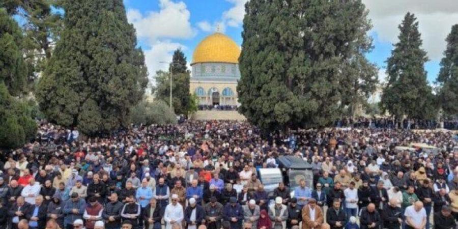 رغم قيود الاحتلال.. الفلسطينيون يؤدون أول صلاة جمعة في رمضان بالأقصى