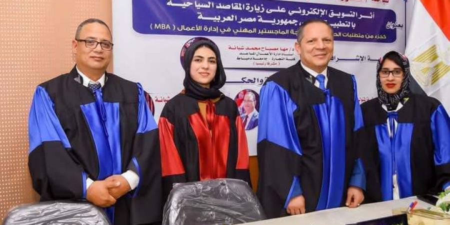 رئيس جامعة دمياط يترأس لجنة مناقشة رسالة ماجستير